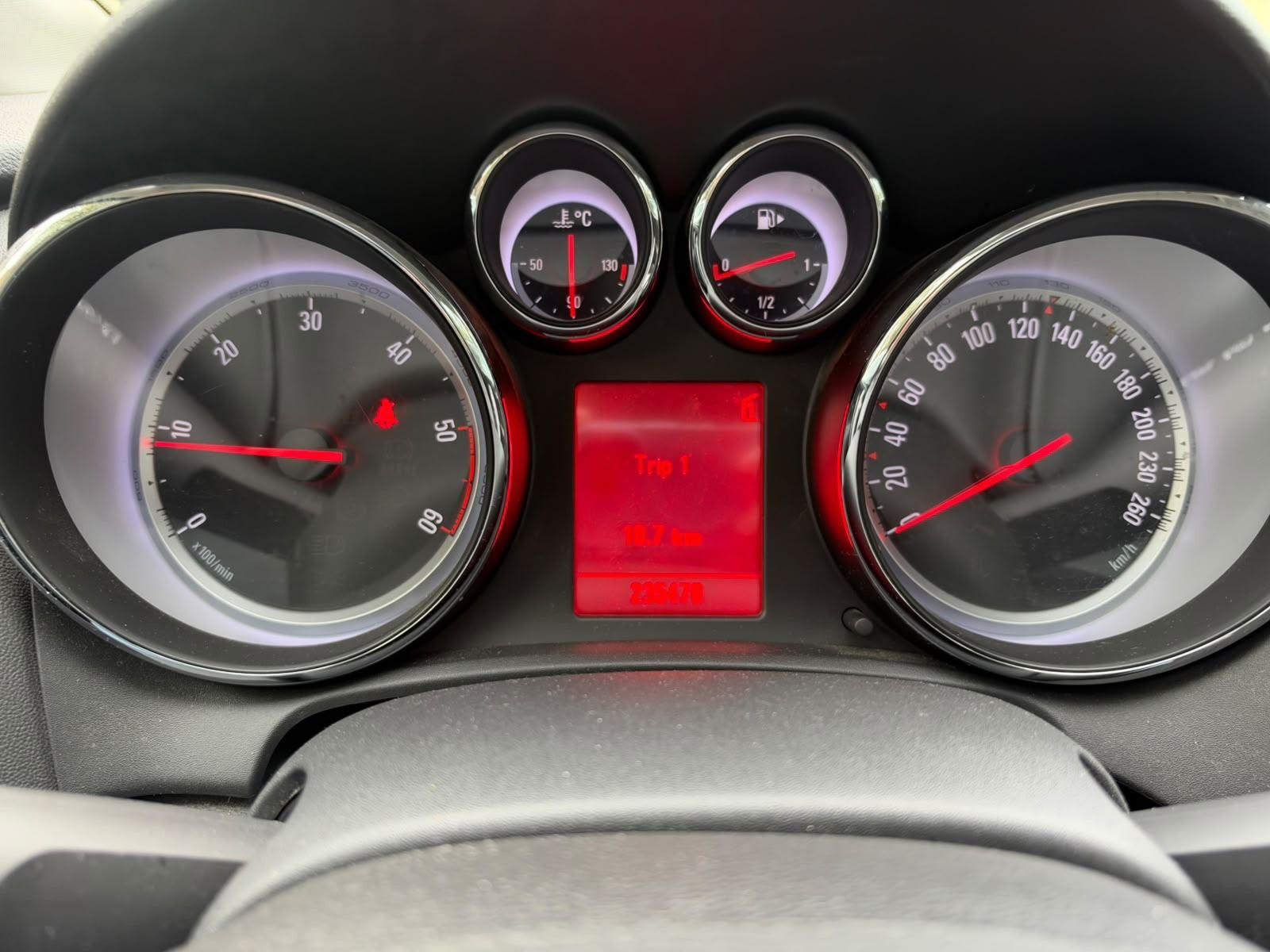 Opel Astra 2011 — photo 5