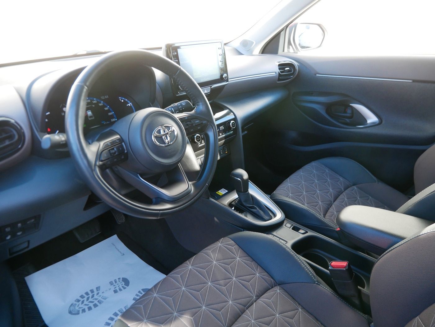 Fahrzeugabbildung Toyota Yaris Cross 1.5 VVT-iE Elegant AHK Kamera ACC LH