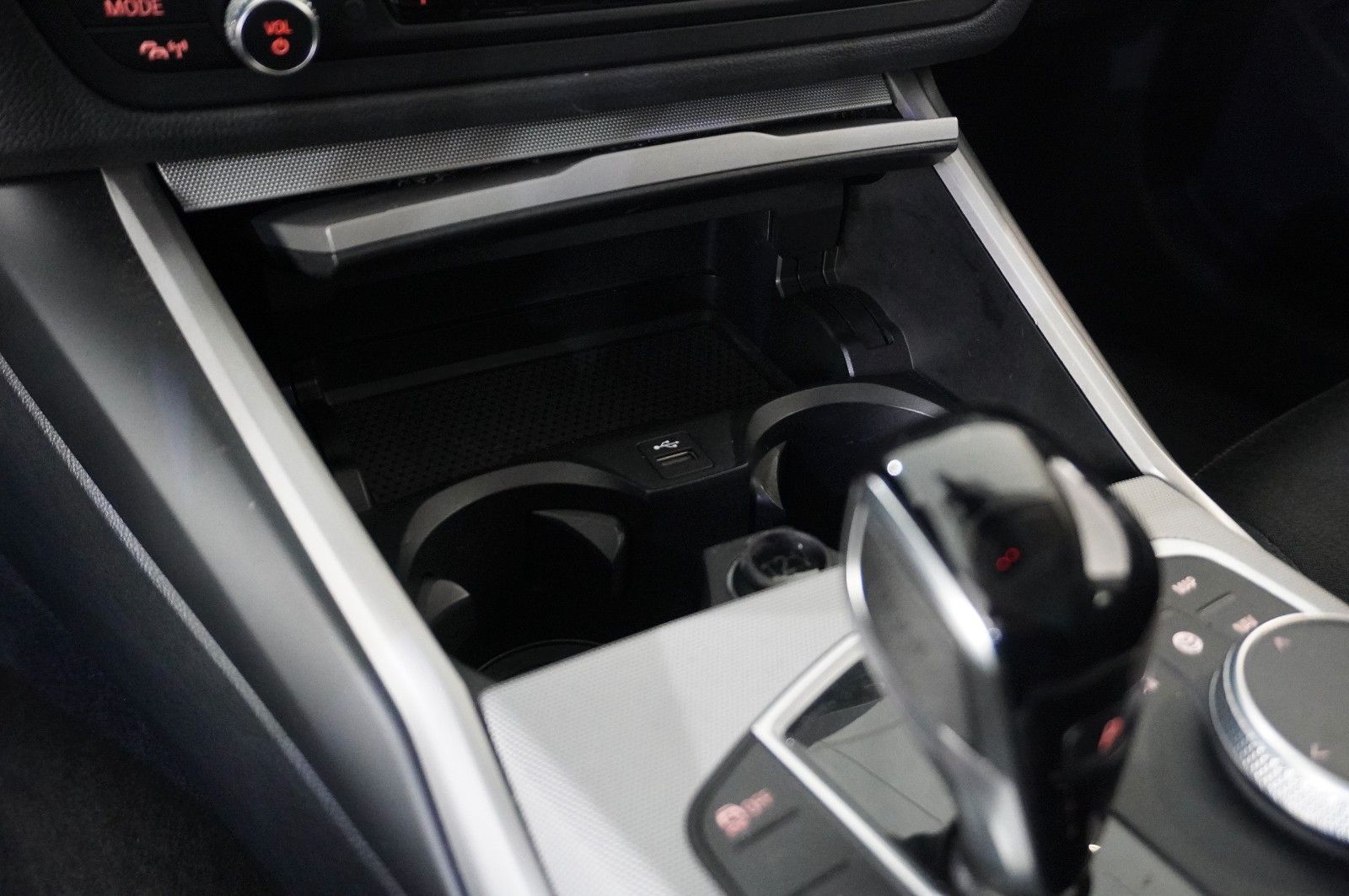 Fahrzeugabbildung BMW 318D TOURING ADVANTAGE NAVI/LED/VIRTUAL/SHZ/DAB+