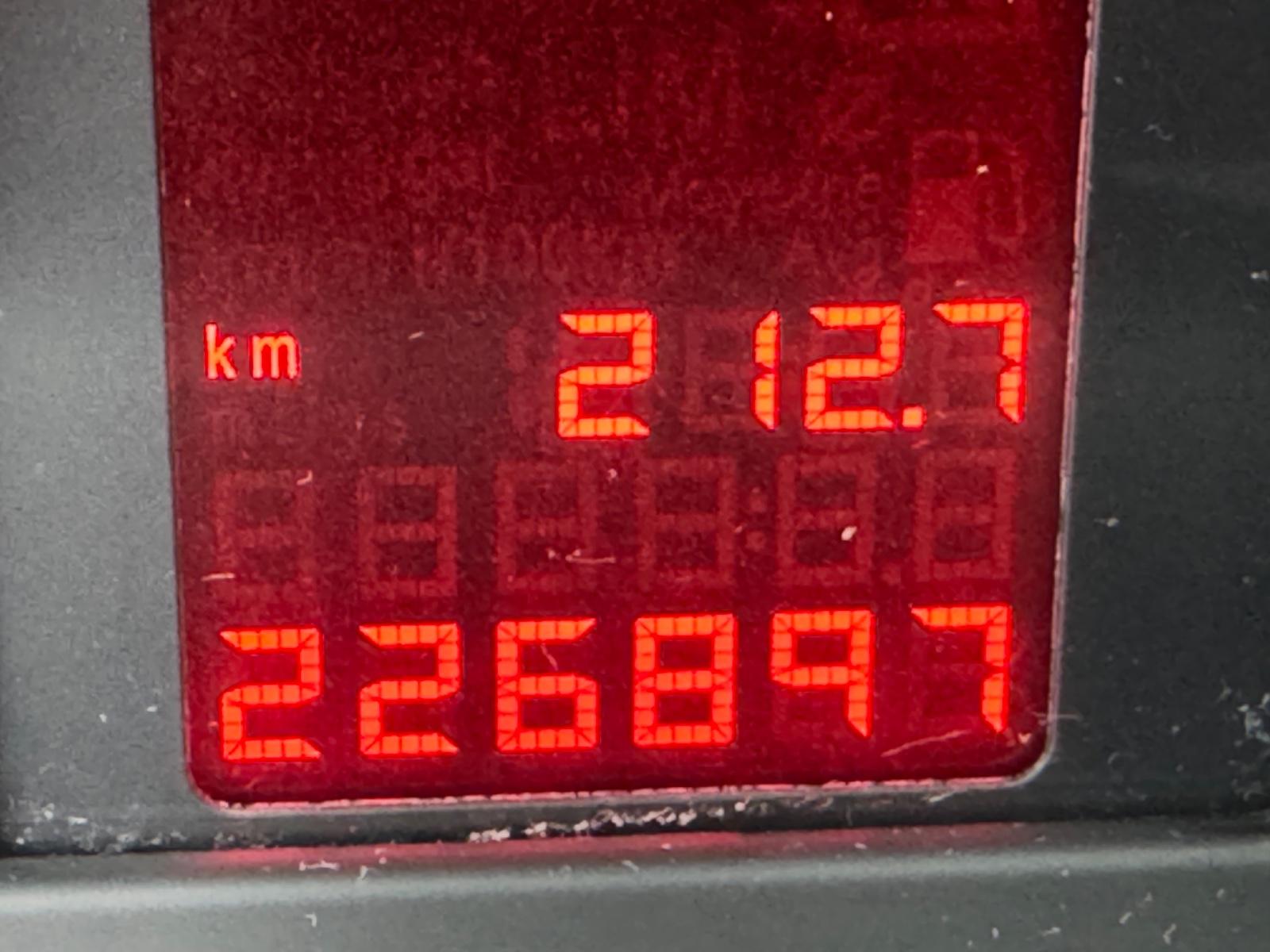 Opel Astra 2011 — photo 22