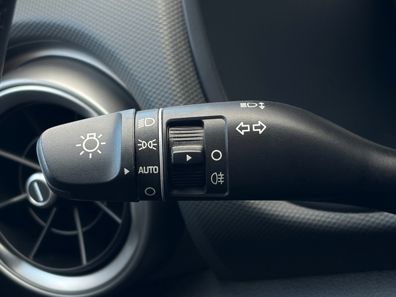Fahrzeugabbildung Hyundai KONA E Select 2WD ACC PDC CAM LHZ SHZ CarPlay