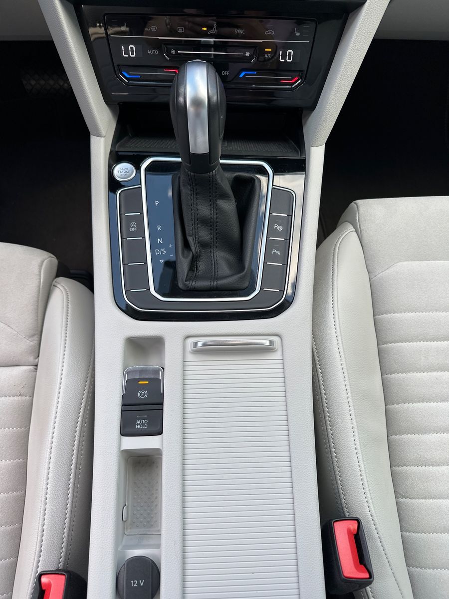 Fahrzeugabbildung Volkswagen Passat Variant Elegance NAV+LED+AHK+ACC+HUD+18ZO