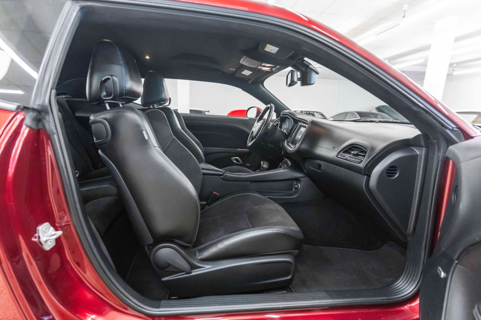 Fahrzeugabbildung Dodge Challenger 5,7 R/T ACC KAM CARPLAY NAV ALPINE