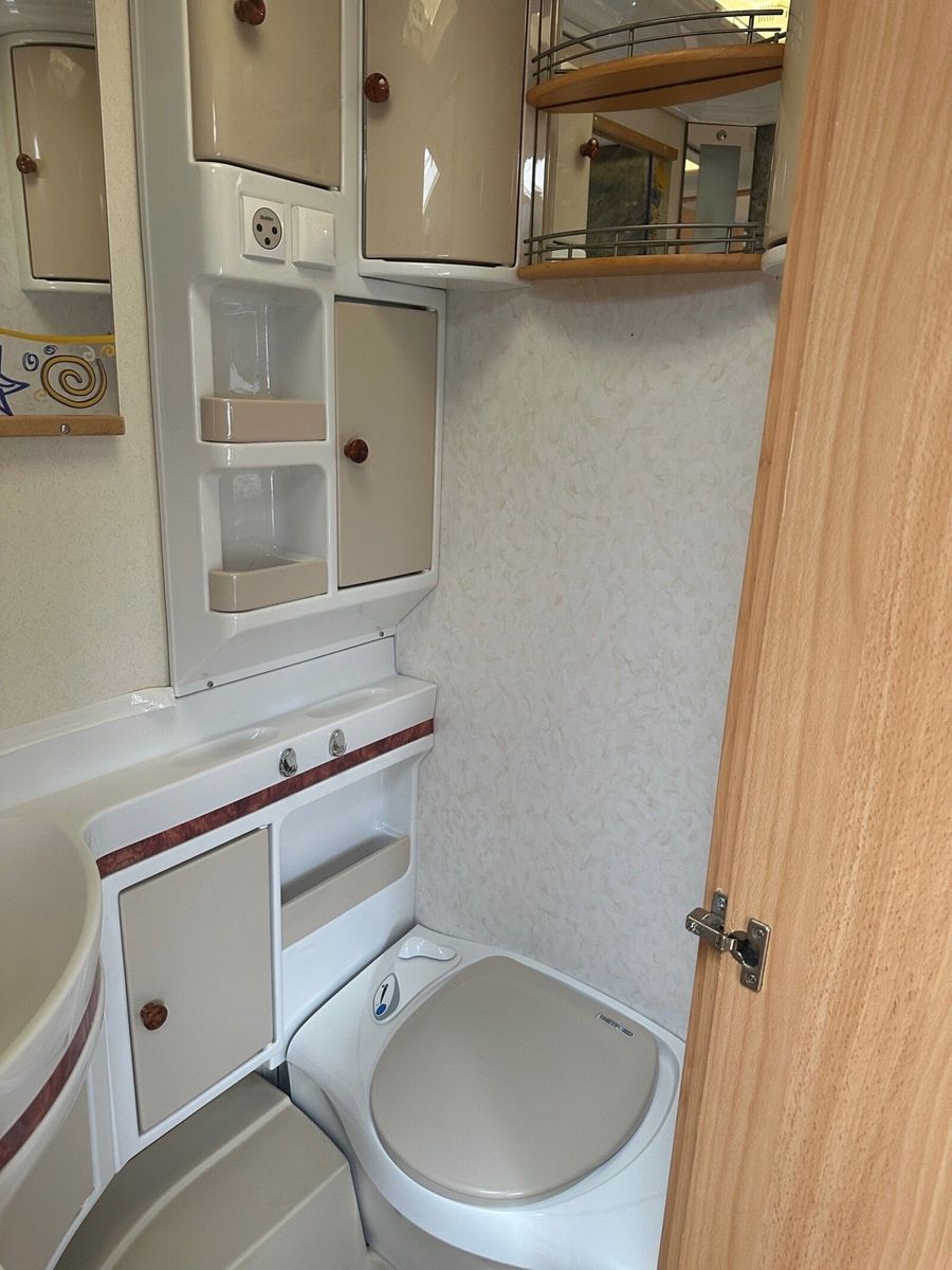 Fahrzeugabbildung Hobby De Luxe 495 UL Fahrradträger,Mover,Einzelbetten