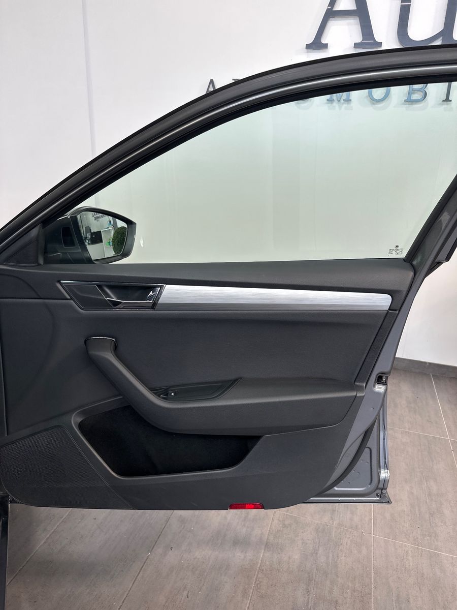 Fahrzeugabbildung SKODA Superb Combi Ambition NAV+LED+ACC+PANORAMA+17ZO