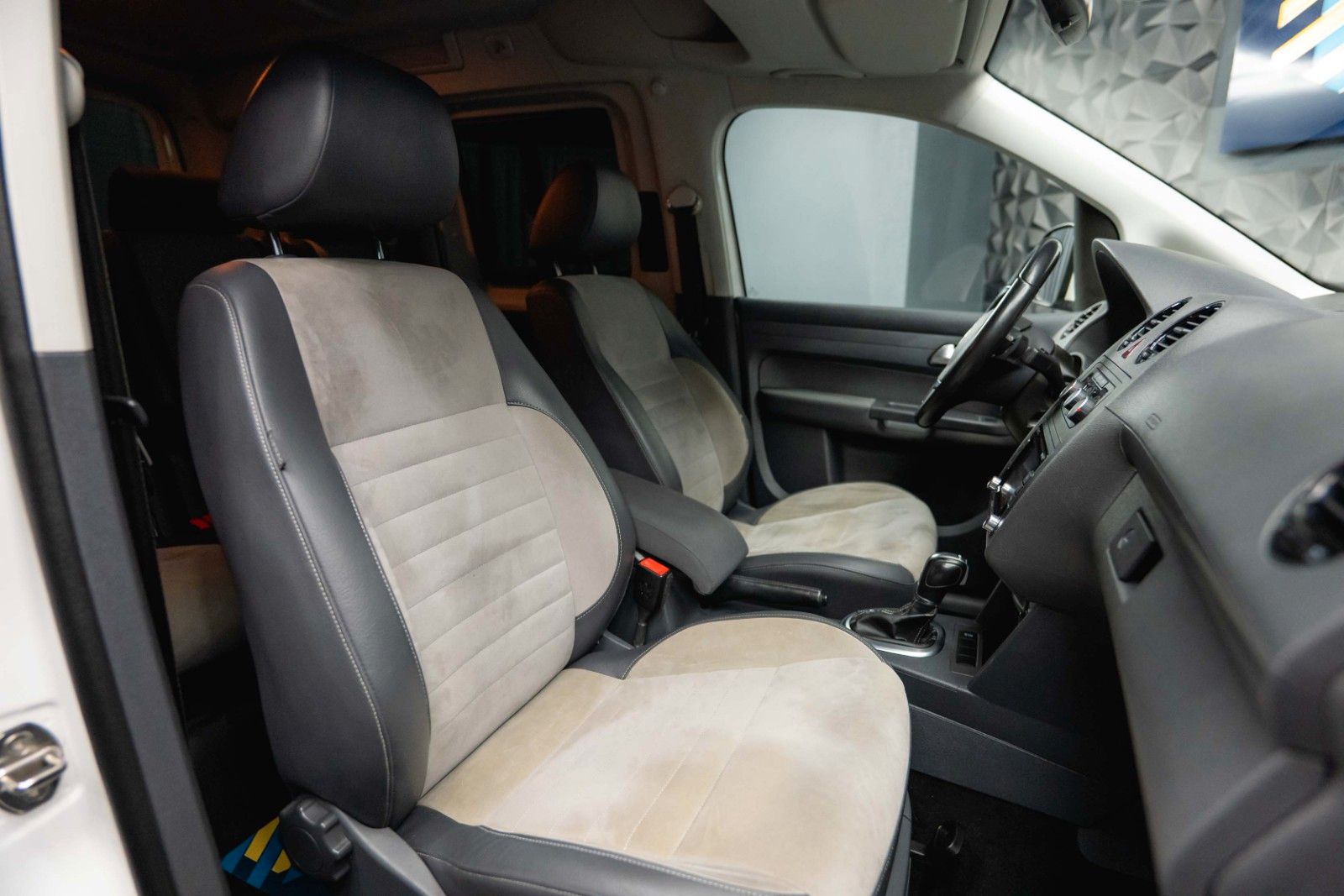 Fahrzeugabbildung Volkswagen Caddy 1.6 TDI DSG Edition 30 Sport | Alcantara