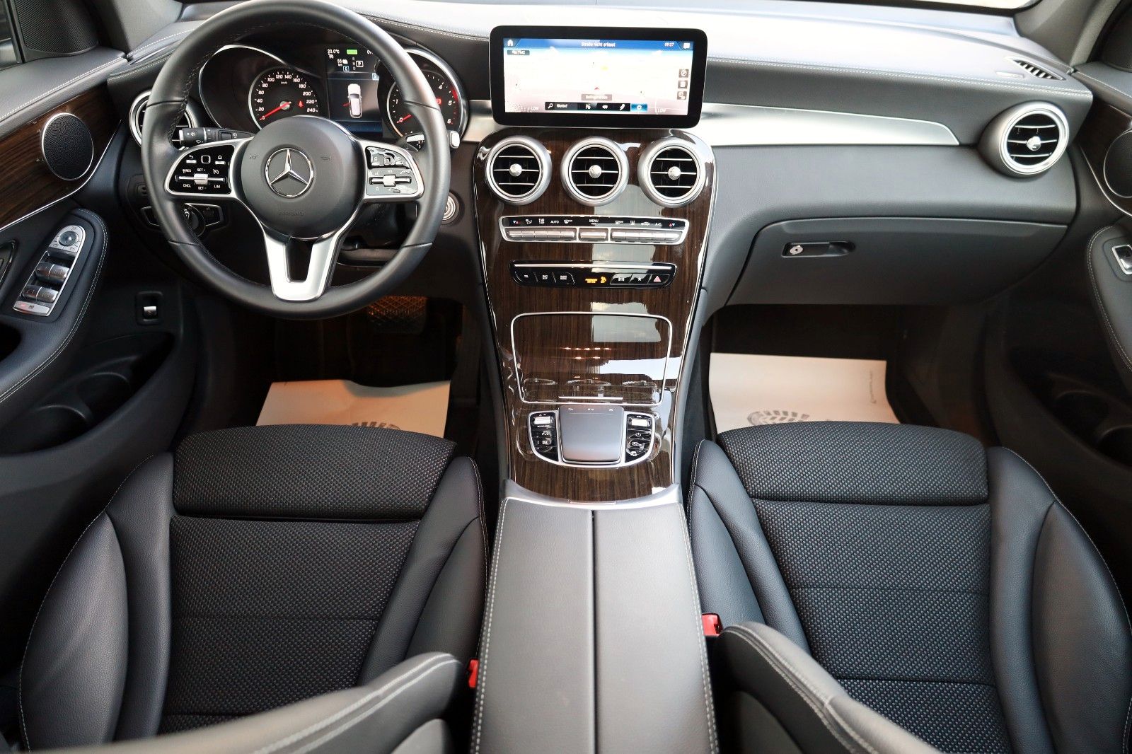 Fahrzeugabbildung Mercedes-Benz GLC 300de 4Matic,T.Leder,Navi,LED,Kamera,PanDach
