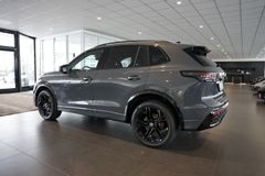 VW Tiguan 1.5 eTSI R-Line | Pano | HuD | AHK | 20" VW Tiguan 1.5 eTSI R-Line | Pano | HuD | AHK | 20"