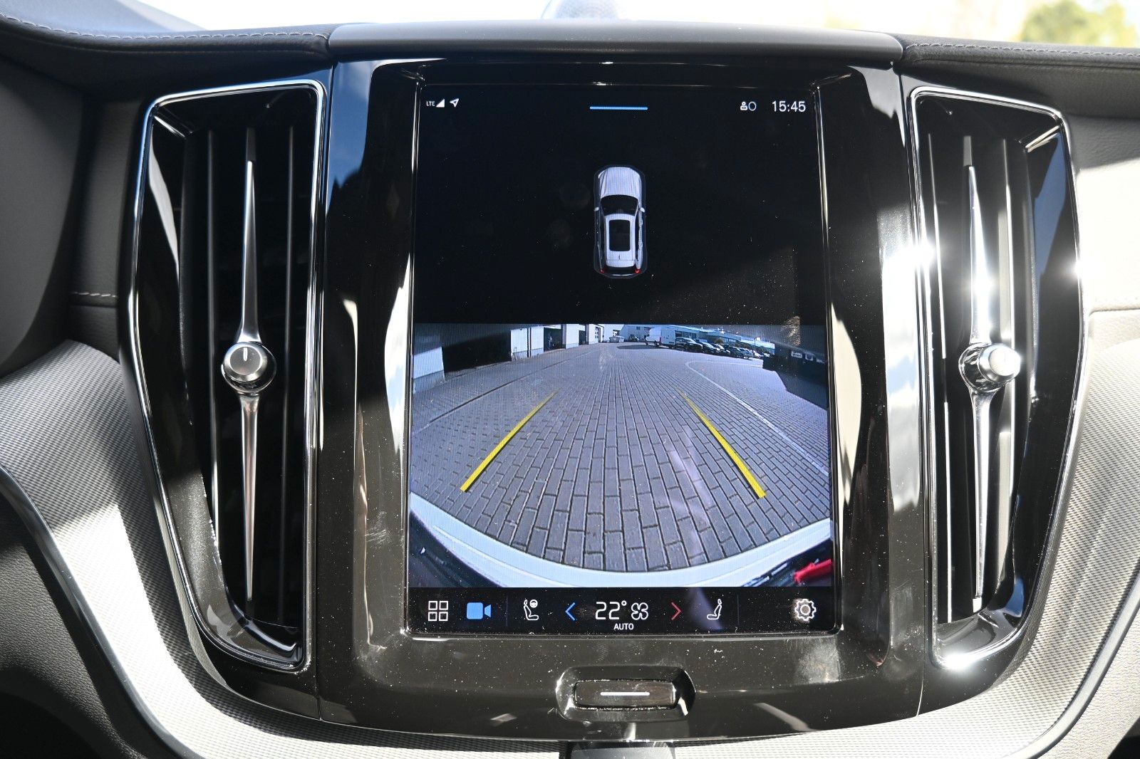 Fahrzeugabbildung Volvo XC60 T8 R Design PHEV MAPS*Luft*B&W*STHZG*HUD*