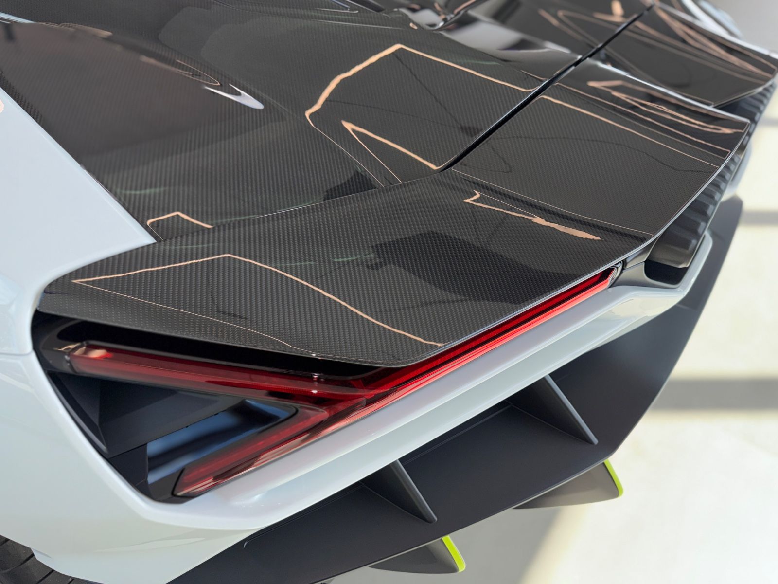 Revuelto V12 Full Carbon Lift Sonus