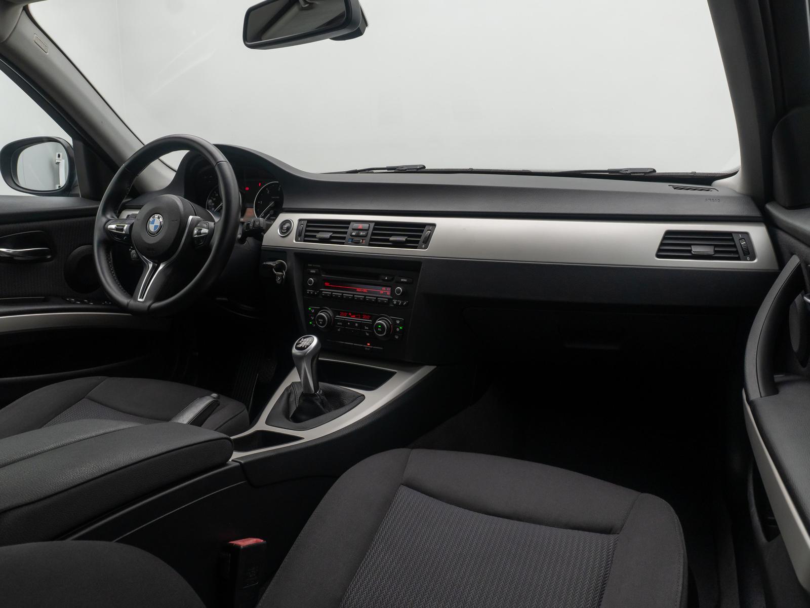 BMW 318 2012 — photo 35
