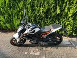 KTM Duke 125 - Neuer Motor und Inspektion - NAKED BIKE VON 81 BIS 125 CCM