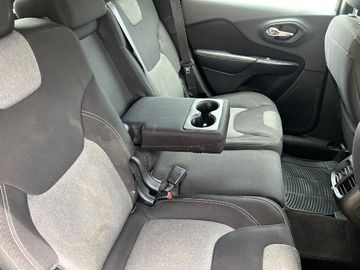 Jeep Cherokee - 12