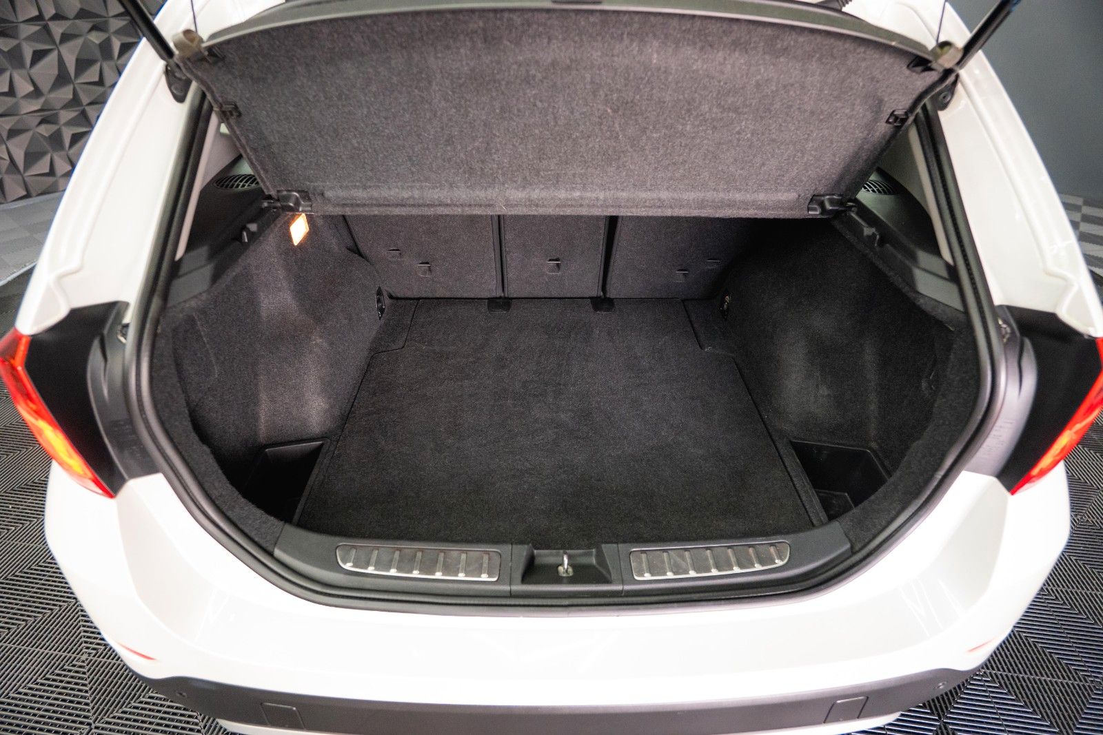 Fahrzeugabbildung BMW X1 xDrive20d Sport Line Autom. Bi-Xenon*Perlmutt