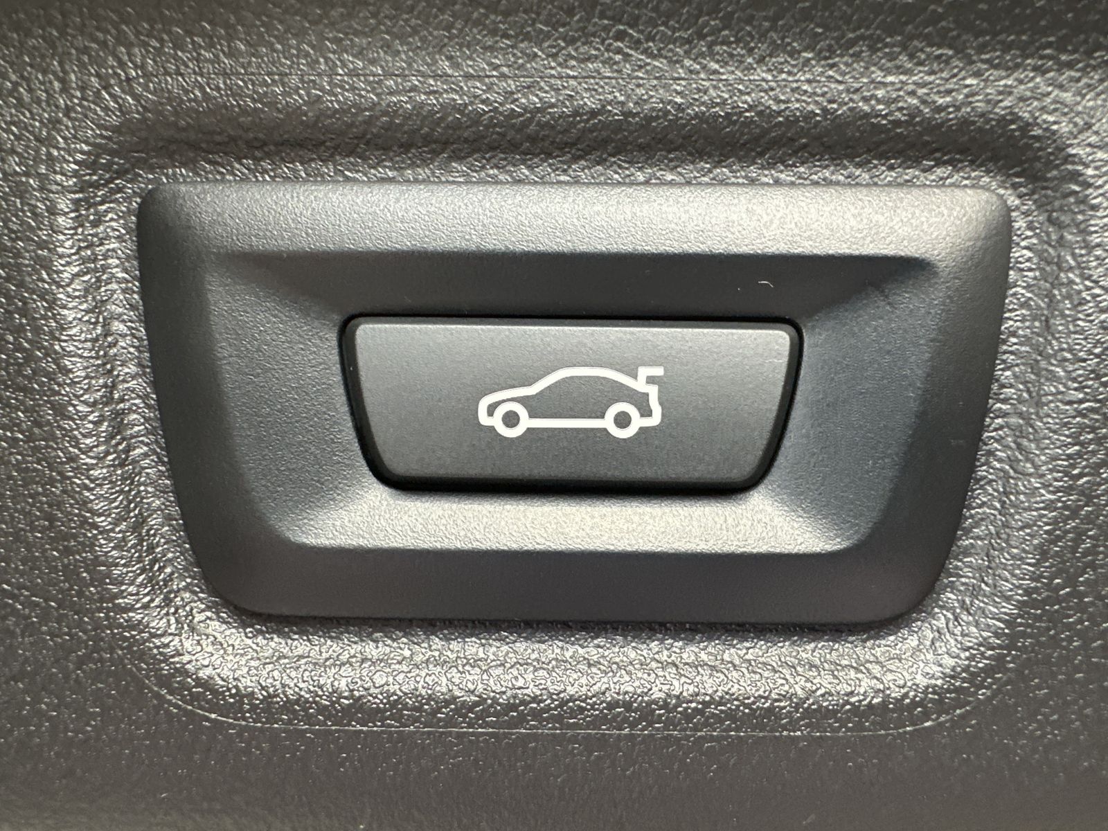 Fahrzeugabbildung BMW 320d Touring M-Sport NAV+LED+ACC+SHZ+VCOCKPIT+PP