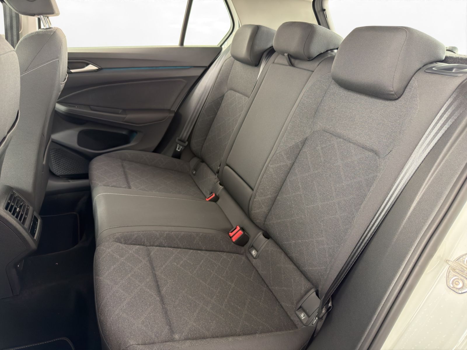 Volkswagen Golf VIII 1.0 eTSI DSG Navi*LED*SH*Alu*Sitzhz. foto 12