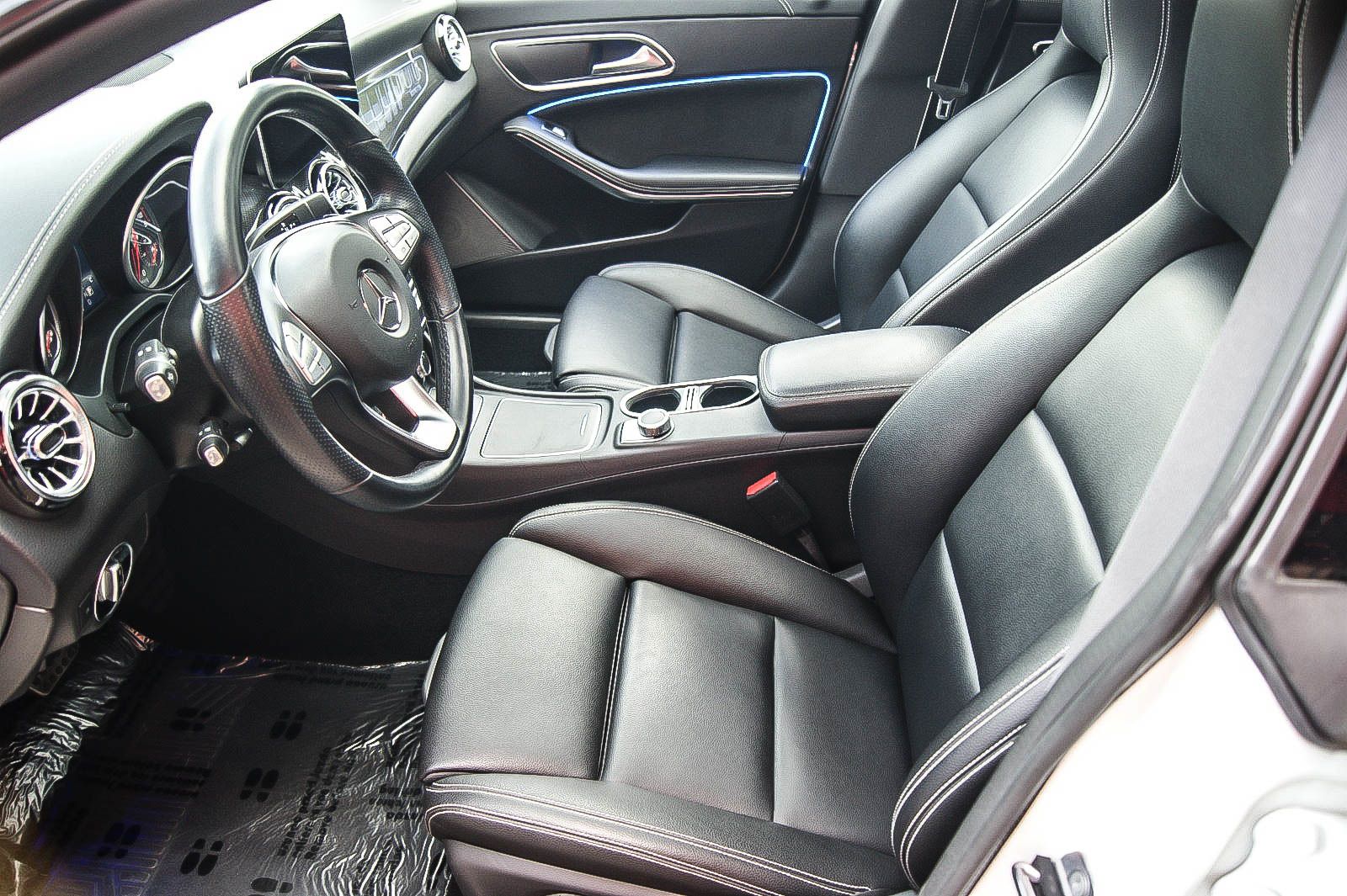 Fahrzeugabbildung Mercedes-Benz CLA 180 7G-DCT Urban Style Edition AMG PANORAMA