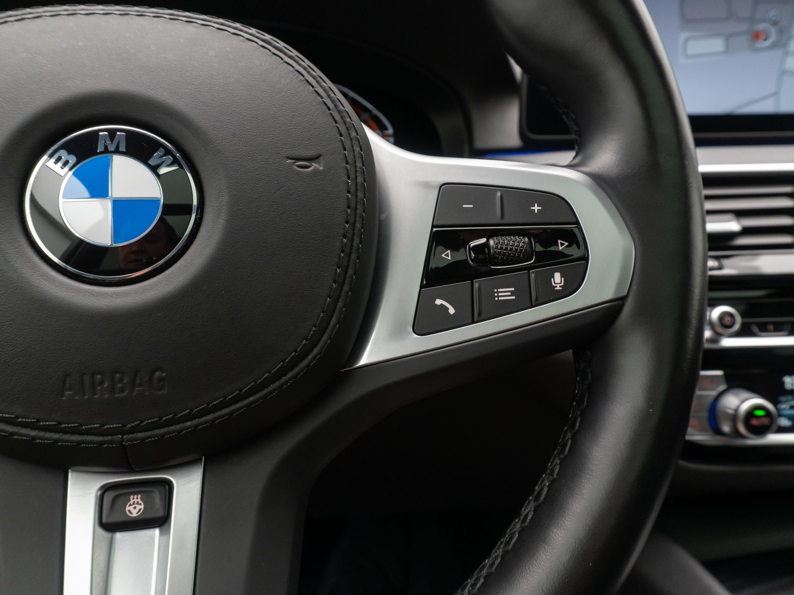 Fahrzeugabbildung BMW 530d xD Alarm HUD DAB Kamera DisplayKey Panorama