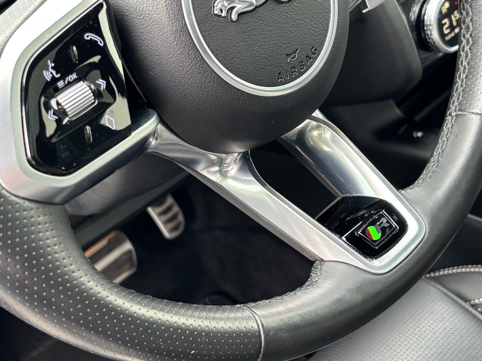 Fahrzeugabbildung Jaguar E-PACE R-Dynamic/AWD/PANORAMA/KAMERA/MERIDIAN