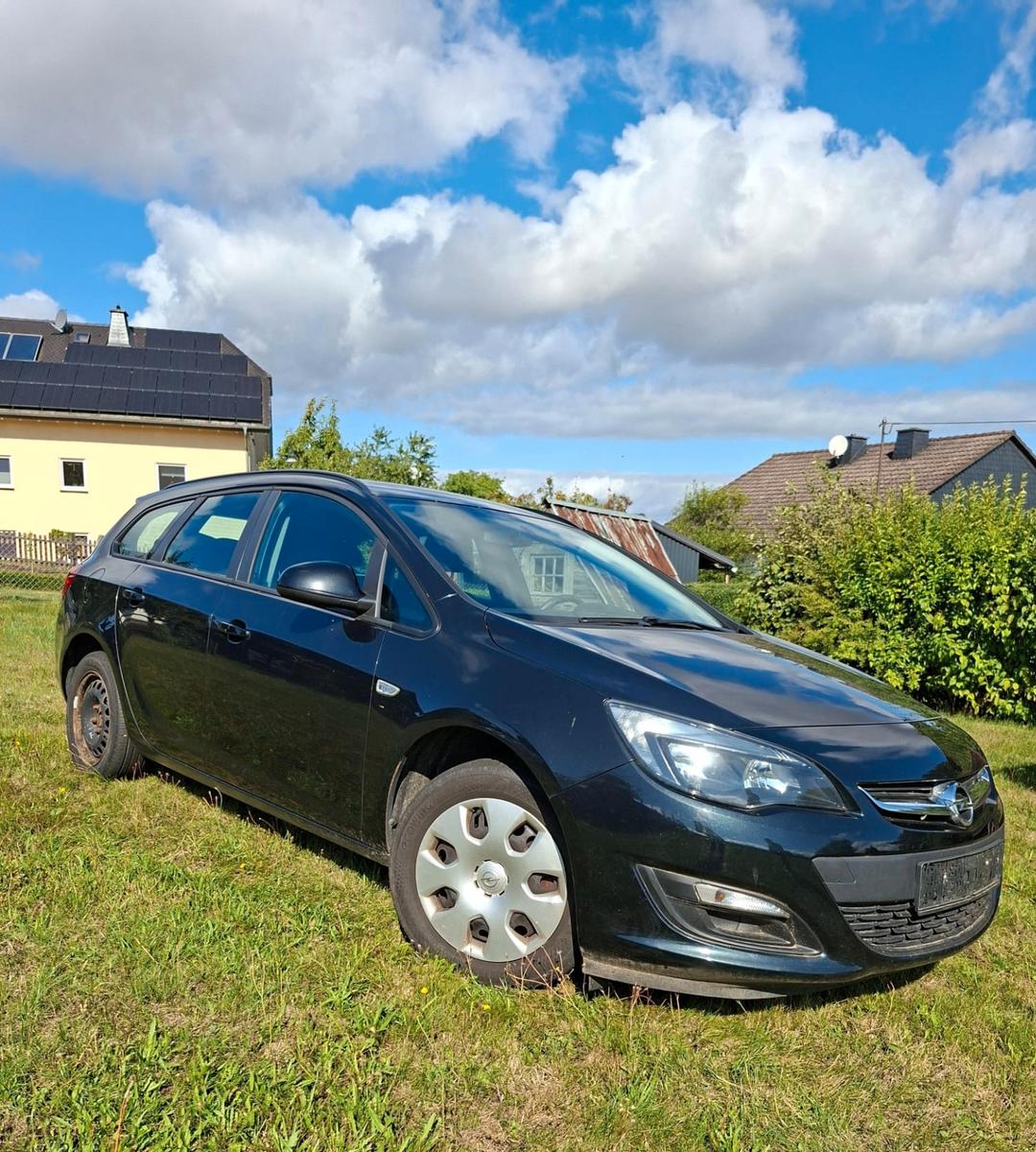 Opel Astra 2014 — rear view