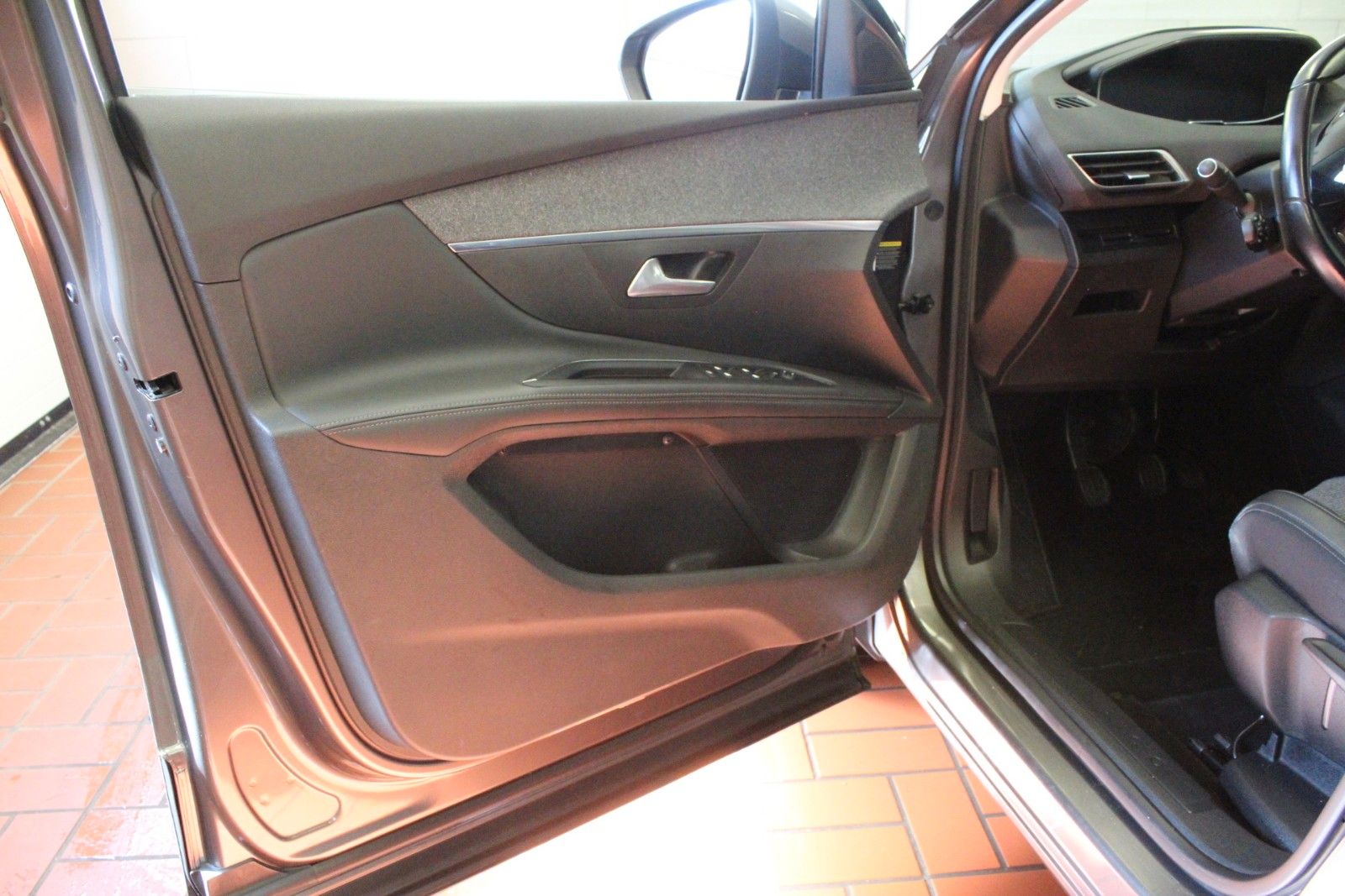 Fahrzeugabbildung Peugeot 5008 Allure 2.0 Blue HDi 150  7 Sitzer