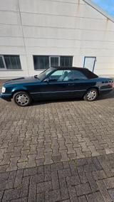 Mercedes-Benz E 200  W 124 Cabrio - Mercedes-Benz E 200: Grün