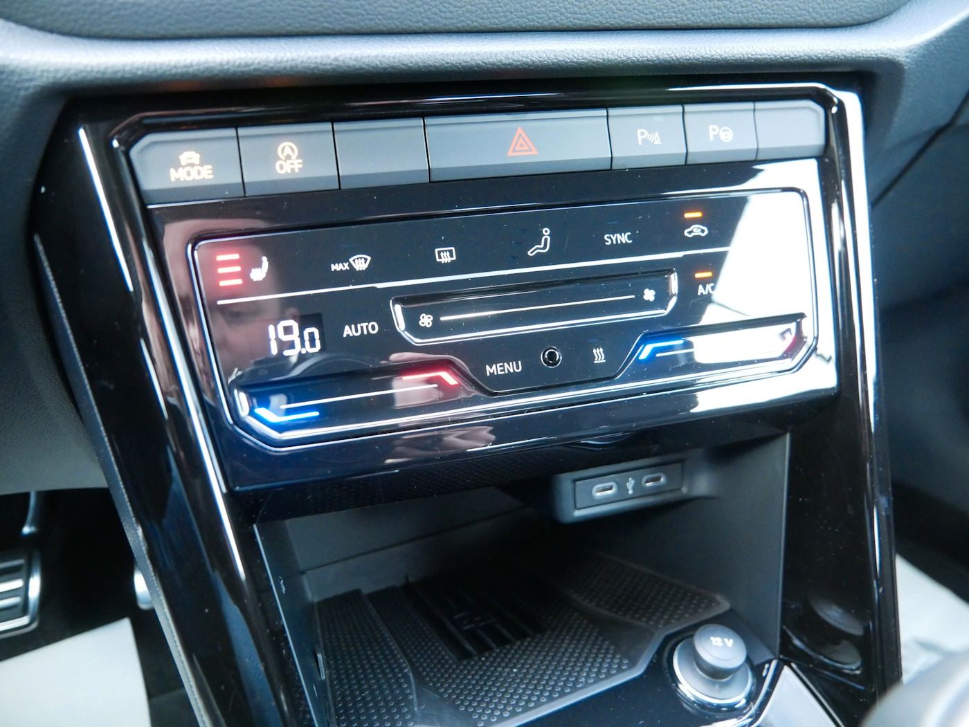 Fahrzeugabbildung Volkswagen T-Roc Cabrio 1.5 R-Line NEU55T Matrix Standhz DC