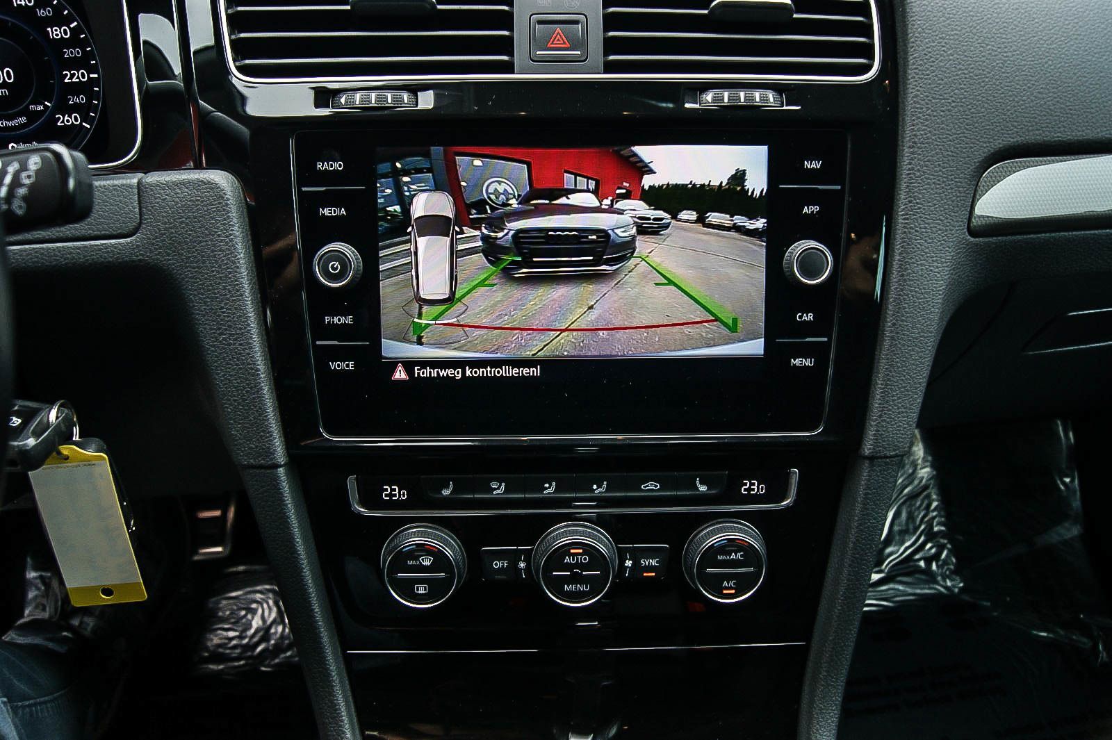 Fahrzeugabbildung Volkswagen Golf VII Variant 14TSI DSG JOIN ANHZV KAMERA PDC