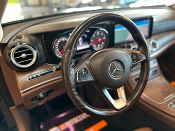 Mercedes-Benz E 350 *BURMESTER*KEYLES*PANO*AHK*ACC*StandHZ*