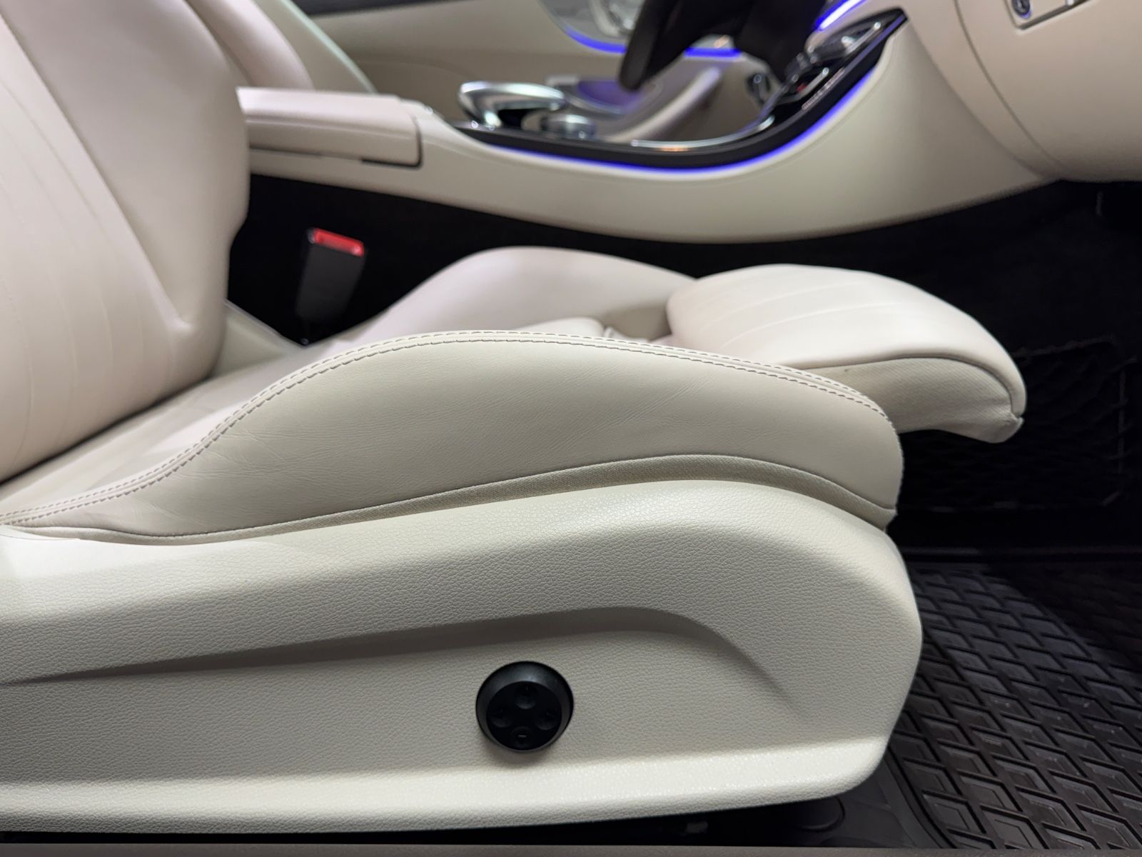 Fahrzeugabbildung Mercedes-Benz E 300 Coupe|AMG-LINE|WIDE-SCREEN|PANO|DESIGNO|