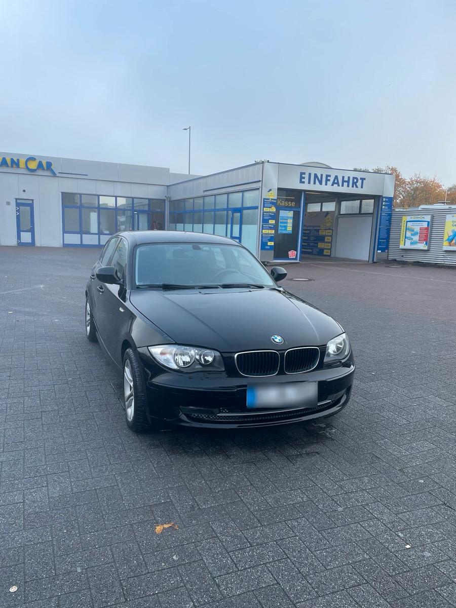 BMW 116 2010 — rear view