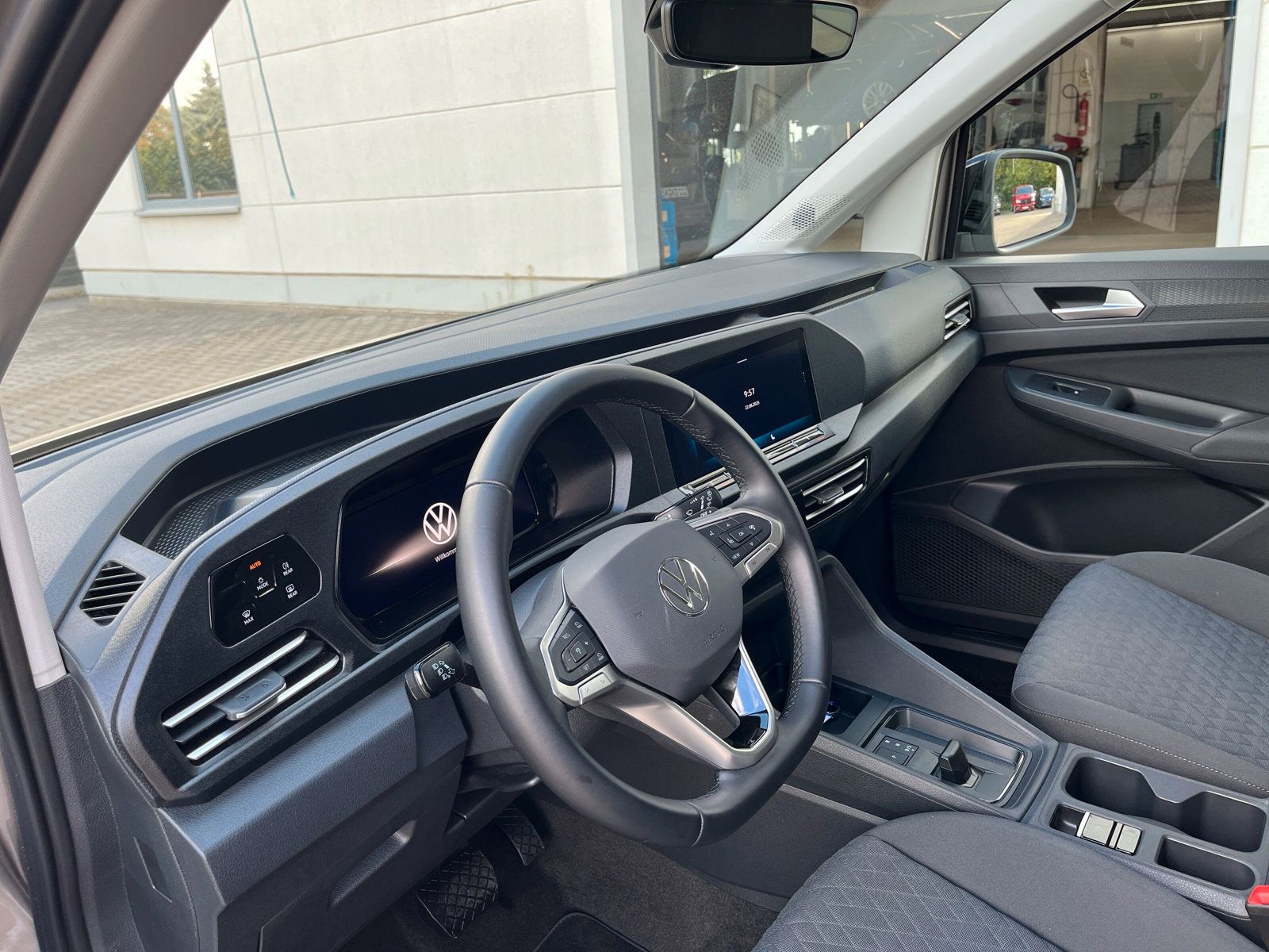 Fahrzeugabbildung Volkswagen Caddy Maxi 1.5 TSI DSG Life AHK ACC KAMERA