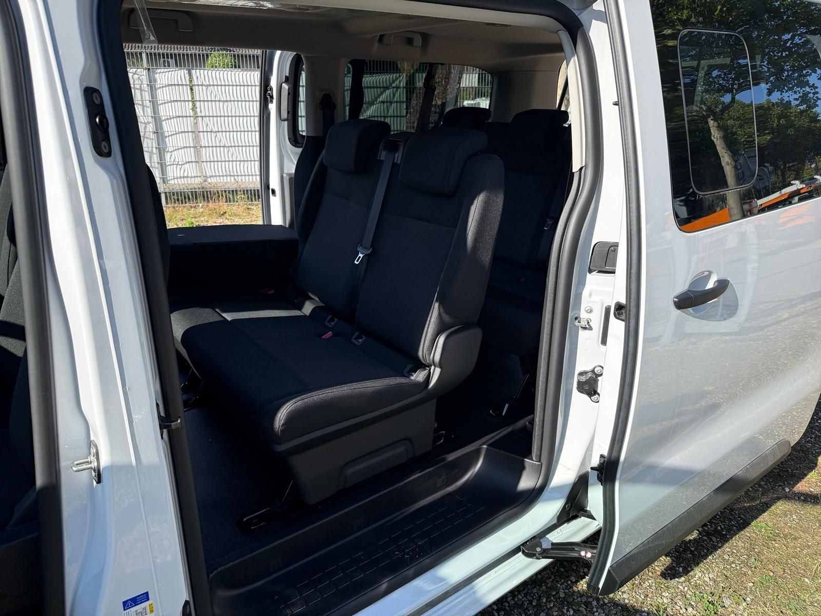 Fahrzeugabbildung Opel Vivaro Kombi XL 2.2 AT8