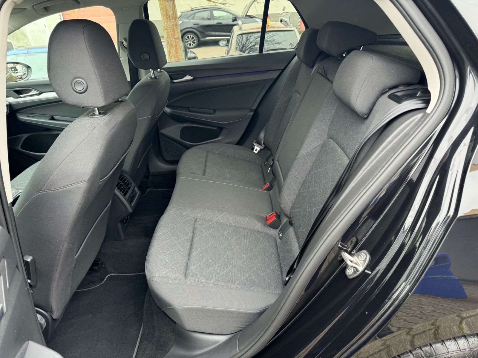 Fahrzeugabbildung Volkswagen Golf VIII Lim. Life eTSI LED+Navi+Lane