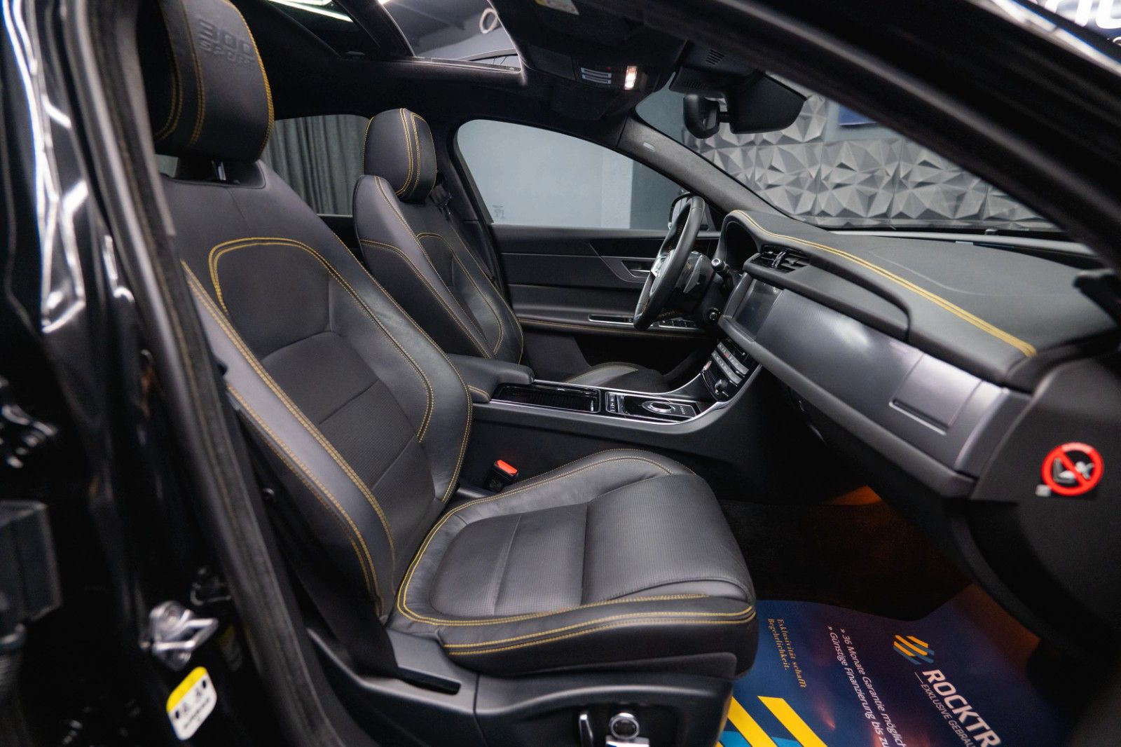 Fahrzeugabbildung Jaguar XF 300 Sport Black Edition | Pano | LED | 20Zoll