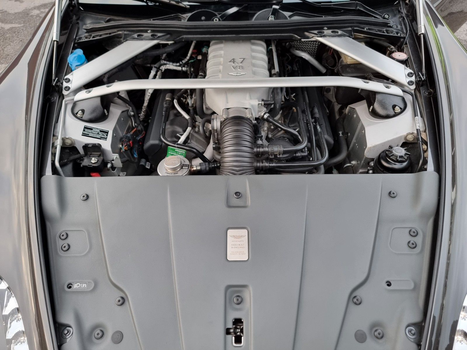 Fahrzeugabbildung Aston Martin V8 Vantage 4.7l/Quantum Silber/BRD/Erstlack/2.Hd