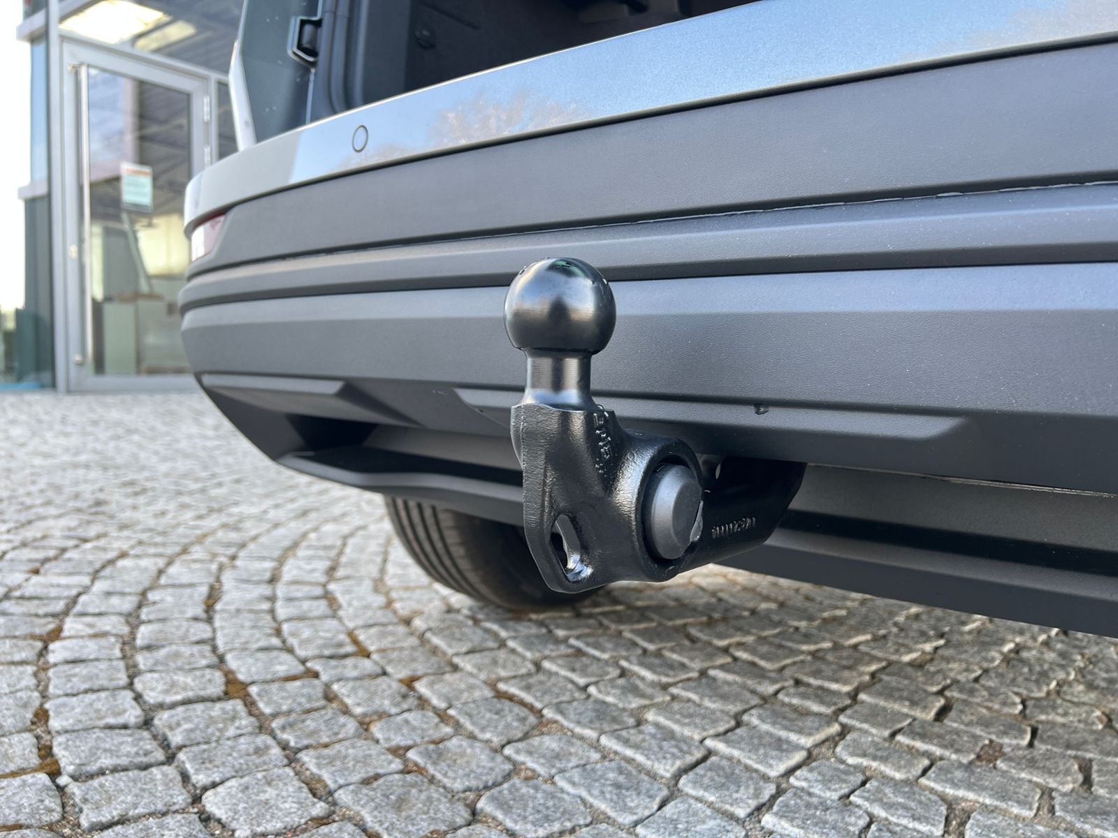 Fahrzeugabbildung SKODA Karoq Tour 1.5 TSI DSG *AHK, 17" LM-Felge, Navi,