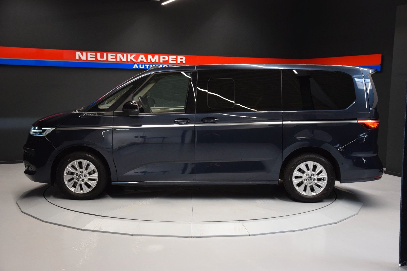 Fahrzeugabbildung Volkswagen T7 Multivan Style lang H&k vis-a-vis AHK ACC StH