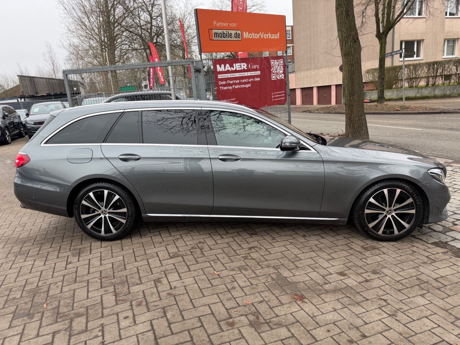 Fahrzeugabbildung Mercedes-Benz E 220d T BURMESTER*PANO*LEDER*ACC*MUTLIBEAM*LED