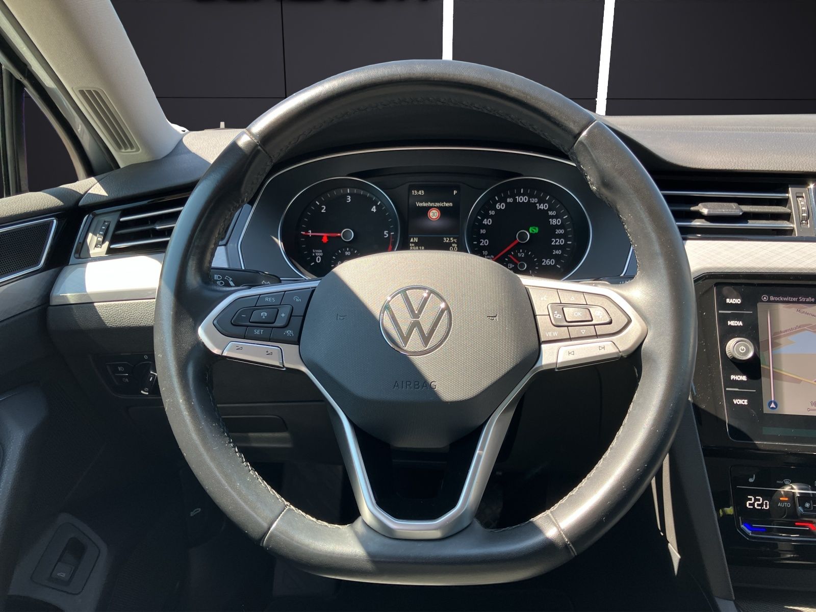 Fahrzeugabbildung Volkswagen Passat Variant TDI Business DSG LED AHK Navi ACC
