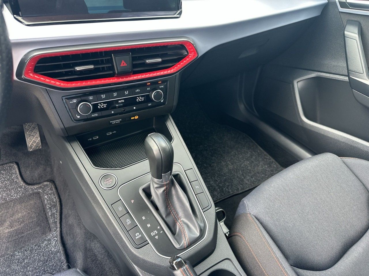 Fahrzeugabbildung SEAT Ibiza FR 1.0 TSI 81 kW (110 PS) 7-Gang-D - mit KI generiert/bearbeitet