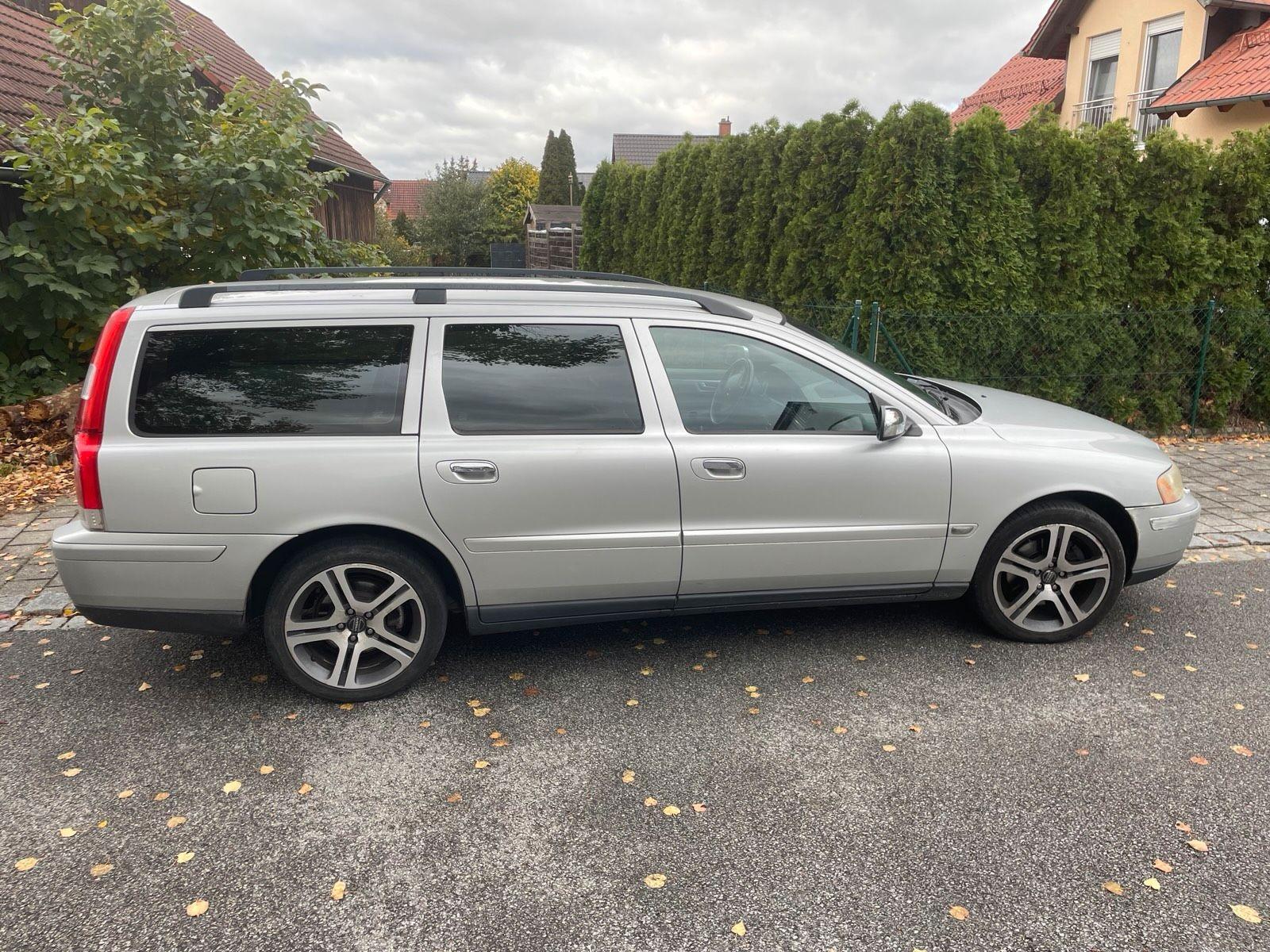 Volvo V70 2006 — rear view