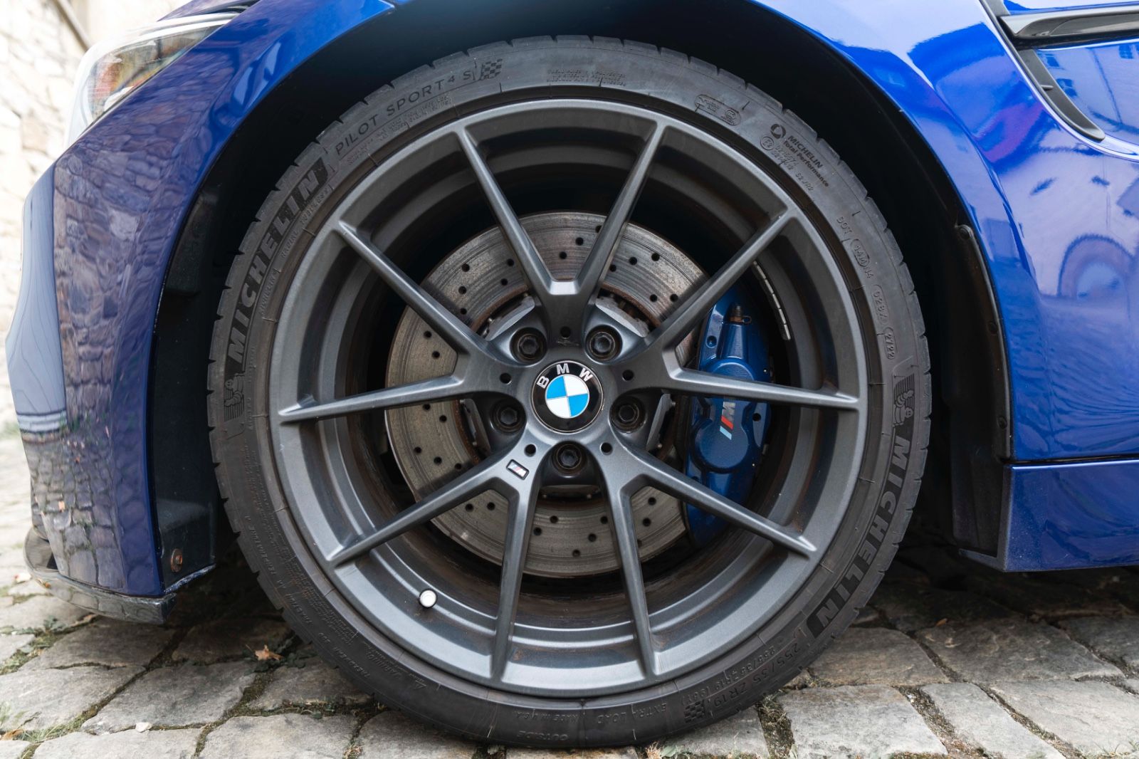 Fahrzeugabbildung BMW M4 CS Head UP LED NAV KAM PDC DKG