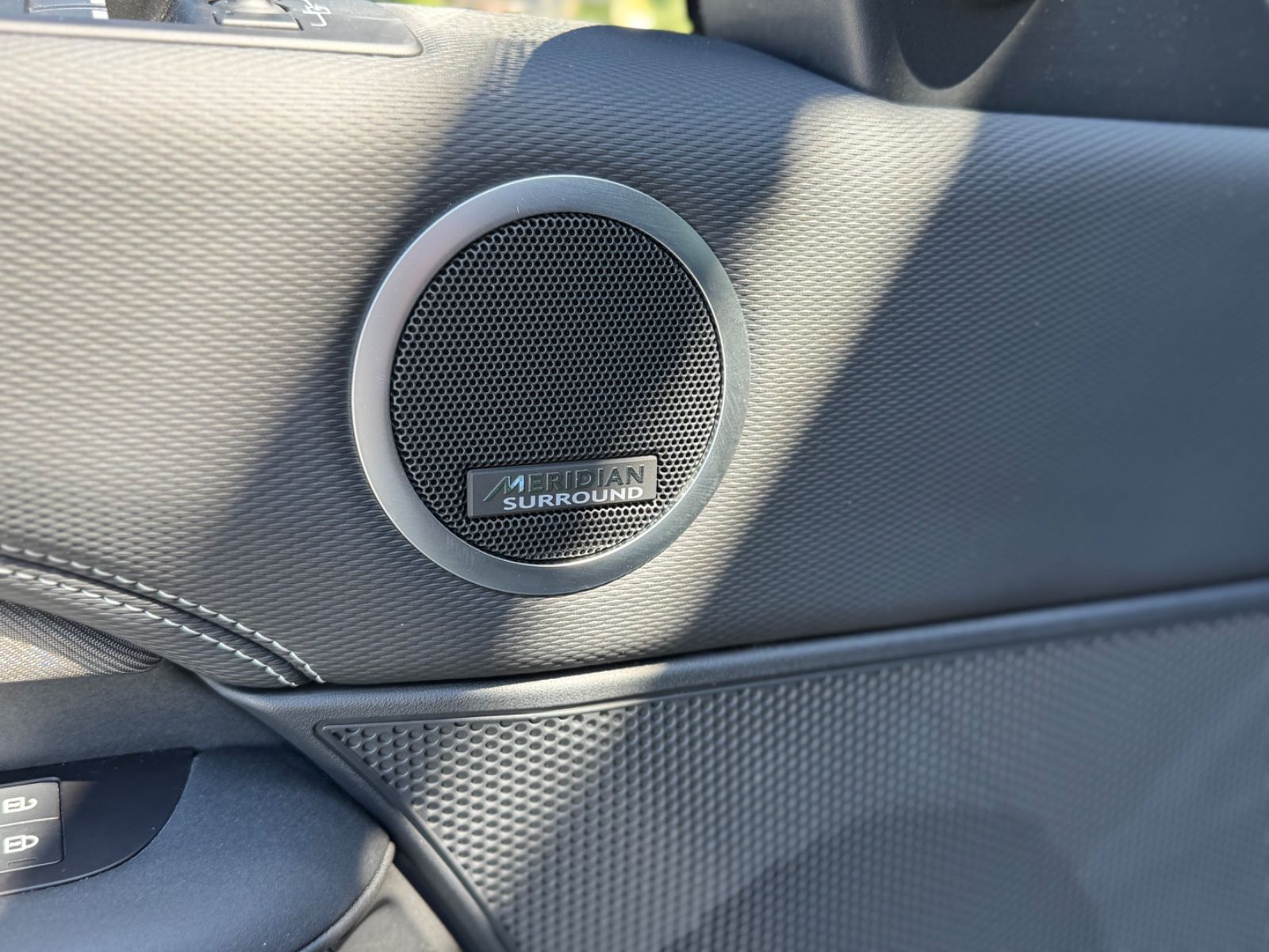 Fahrzeugabbildung Land Rover Discovery  R-Dynamic AWD/7-SITZER/360'°Cam/AHK