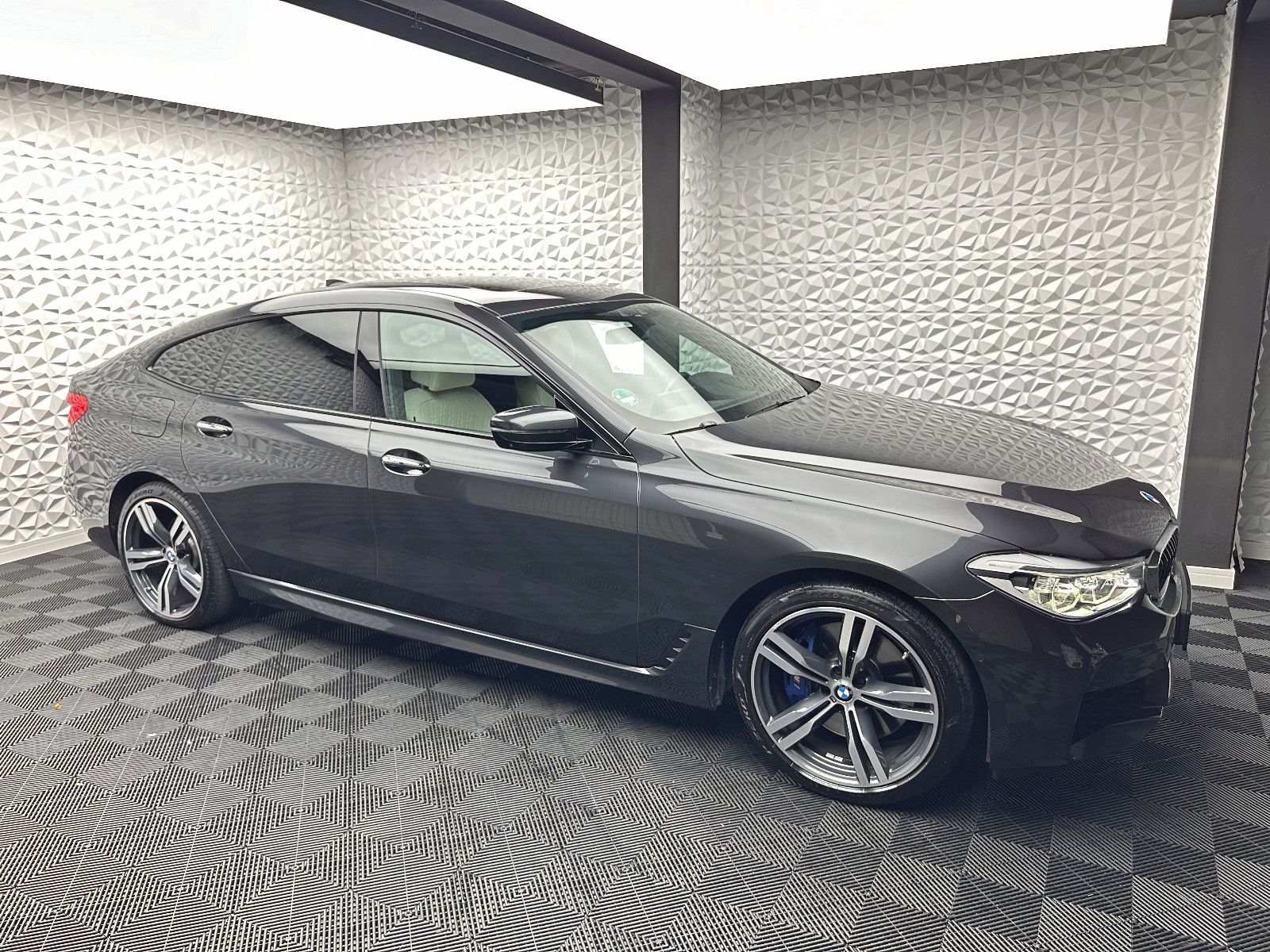 Fahrzeugabbildung BMW 630d GT XDR/M-PAKET/KEYL/AK-L/360°/PANO/HUD/H&K