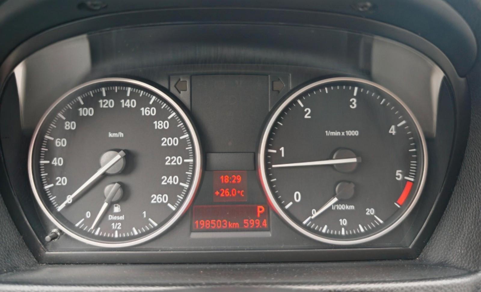 BMW 318 2011 — photo 30