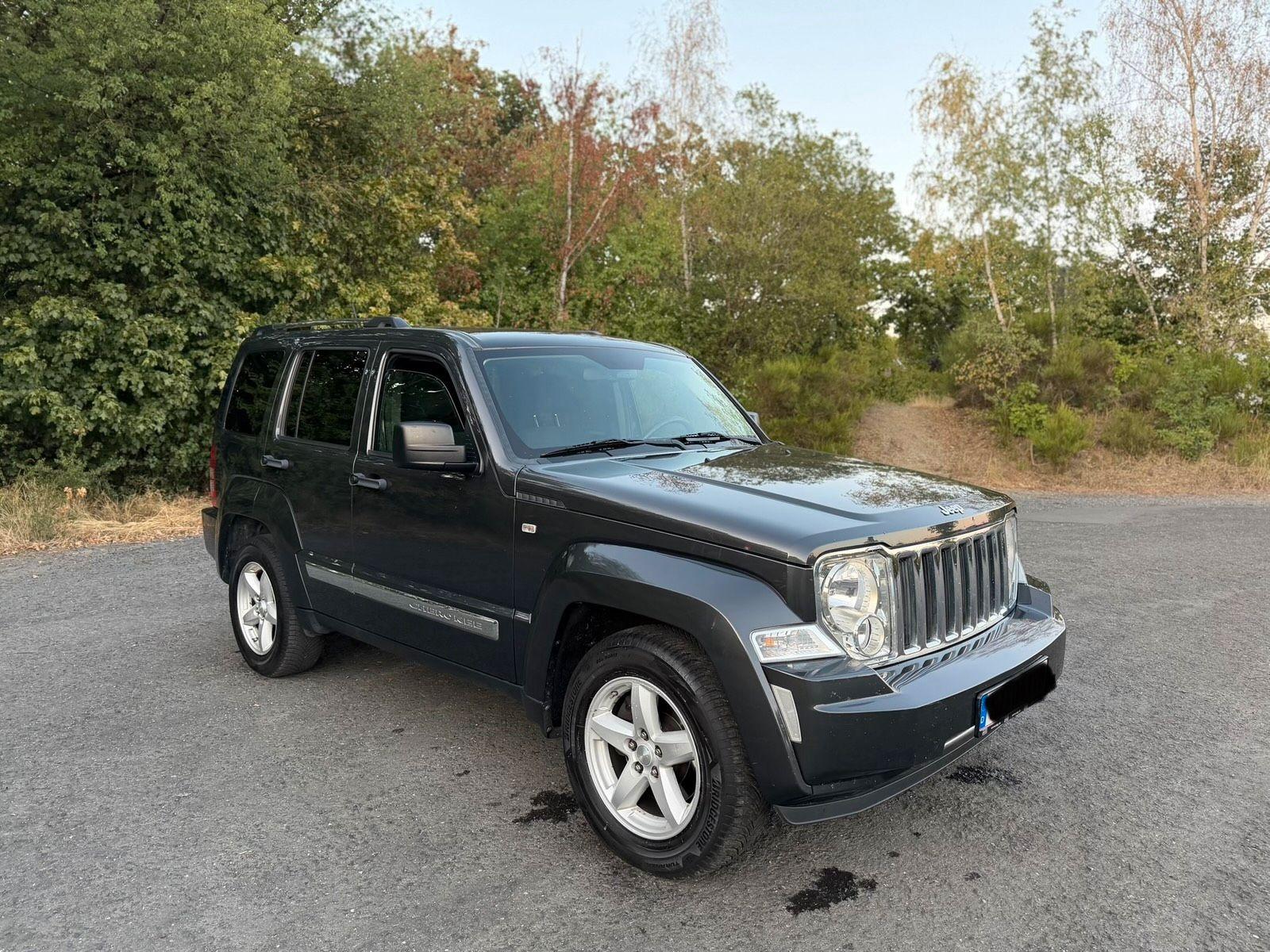 Jeep Cherokee 2009 — салон