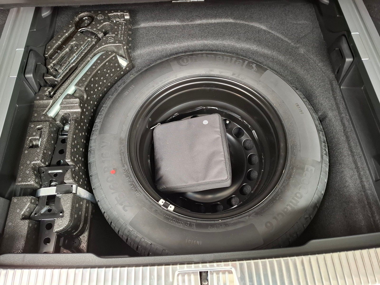 Fahrzeugabbildung Volkswagen Passat Var. Business 1.5 TSI DSG +LED +Tempomat