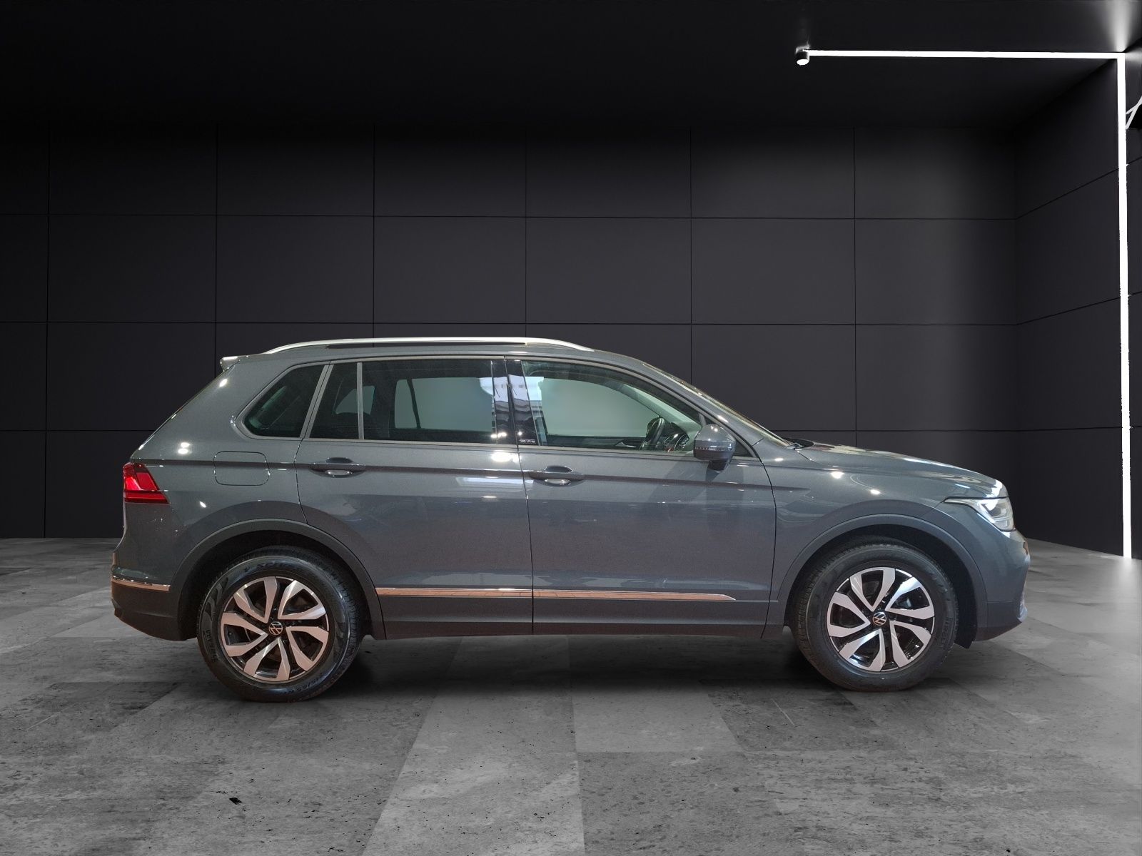 Fahrzeugabbildung Volkswagen Tiguan TSI Active LED Navi ACC PDC SH