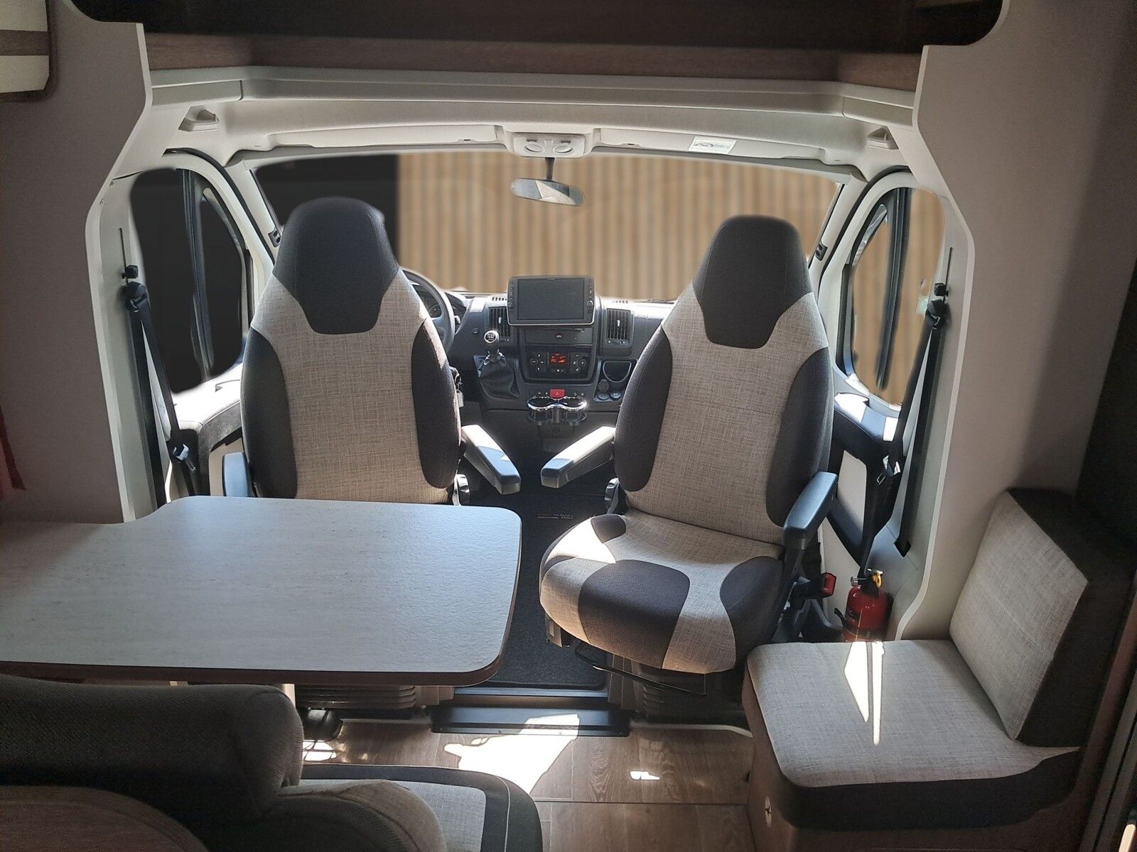 Fahrzeugabbildung Glücksmobil T 6757 Dachklima, Rückfahrkamera, Markise, TV